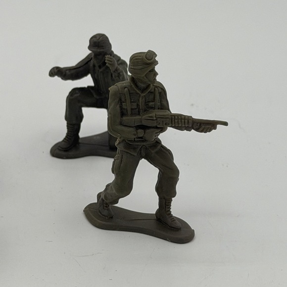 Small Black  Vintage Soldier Figures Plastic War Toy - Set of 5 Soldier Figures - Picture 2 of 7